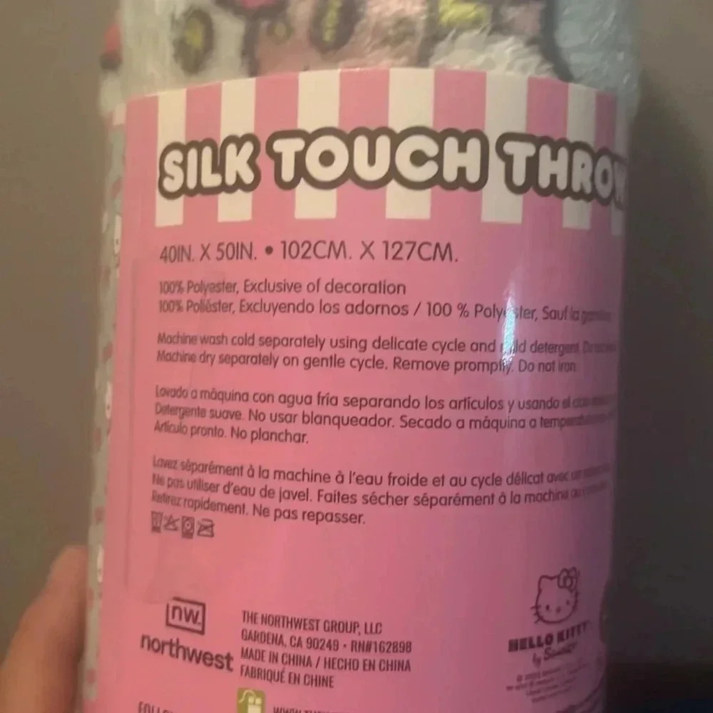 Hello Kitty Silk Touch Throw with Bows and Poodles!!! NWT - Picture 4 of 4